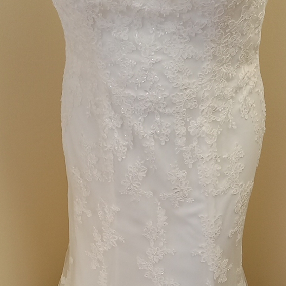 Elegant White Lace Wedding Dress - Picture 3 of 11